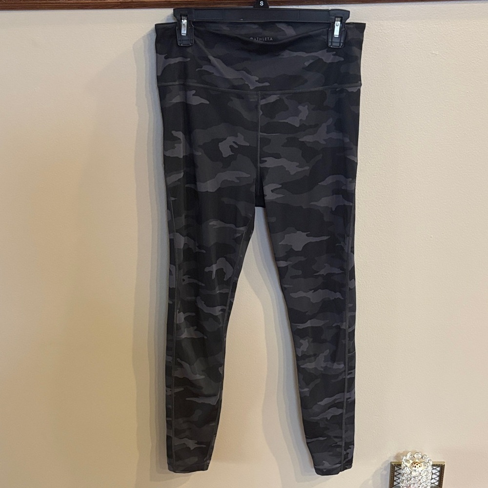 Athleta women’s Camo black gray  Leggings with size leg pockets gym yoga medium